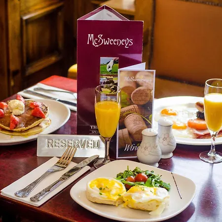 Mcsweeney Arms מלון